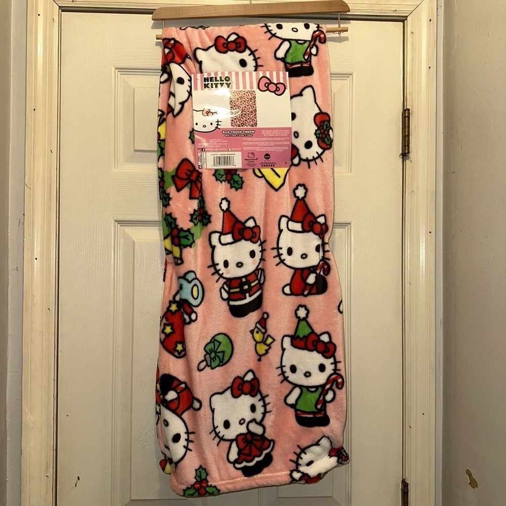 Hello Kitty Christmas Warm‎ Wreaths Silk Touch Throw Blanket Pink 50x70 NWOT